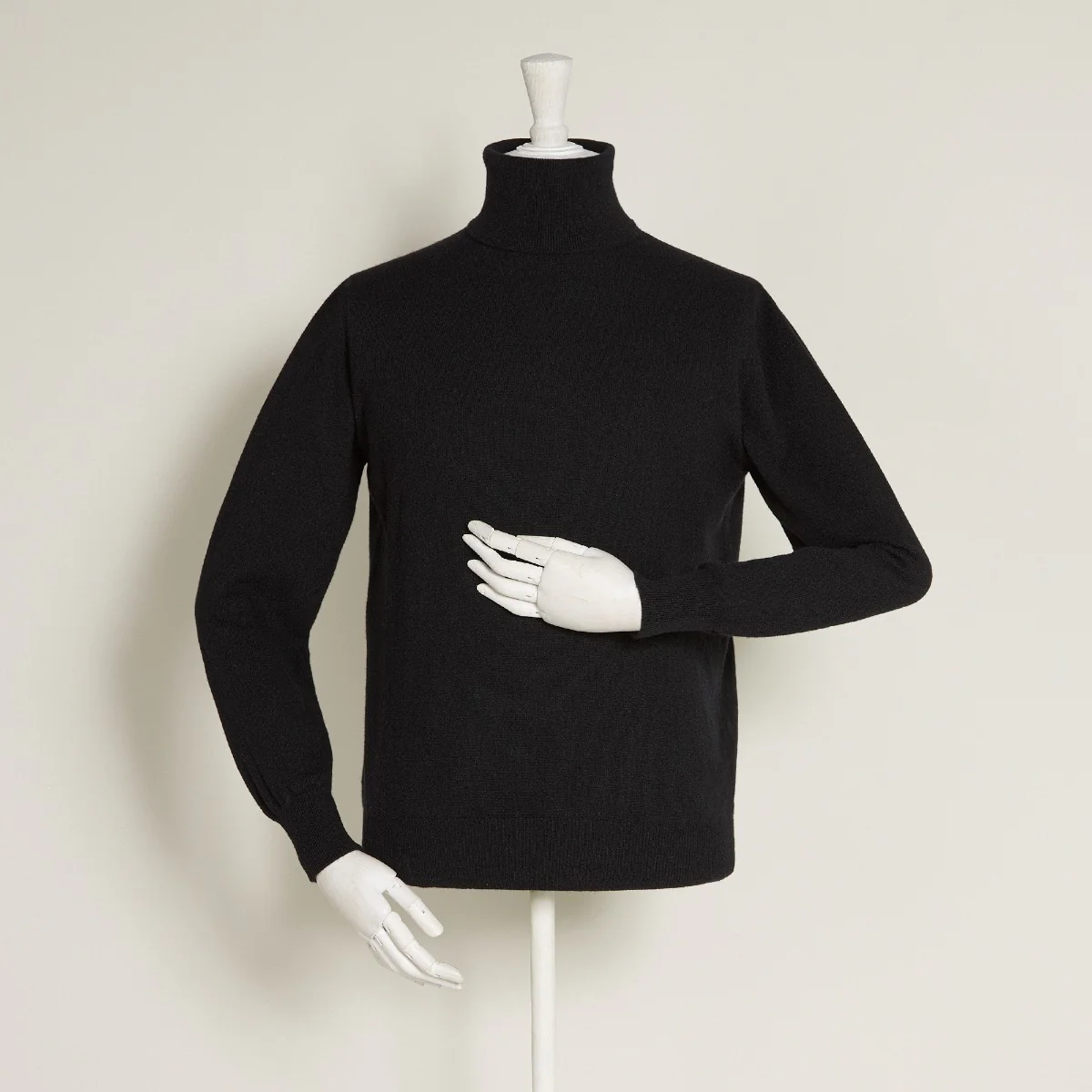 Cashmere Roll Neck Sweater In Black
