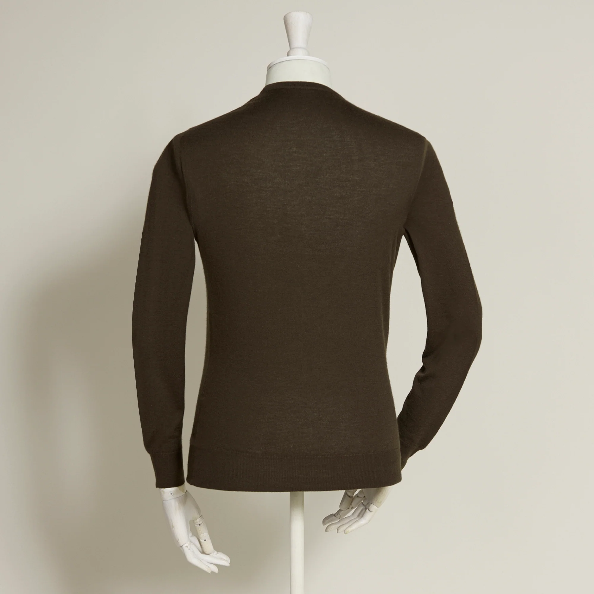 Lightweight Cashmere Crew Neck Sweater In Chocolate - Image 3