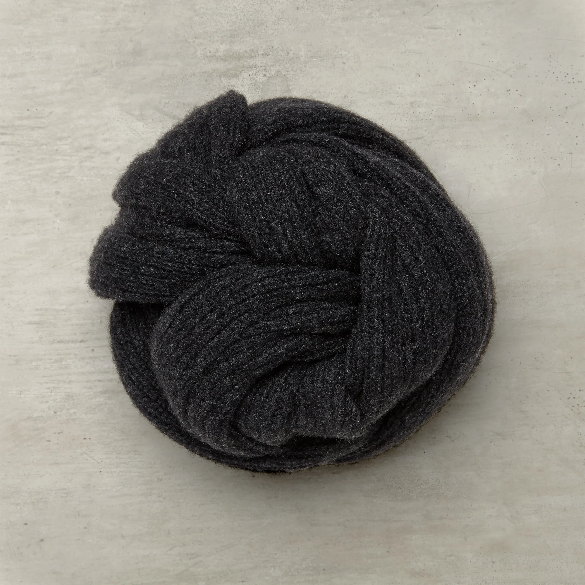 Ribbed Cashmere Scarf In Charcoal