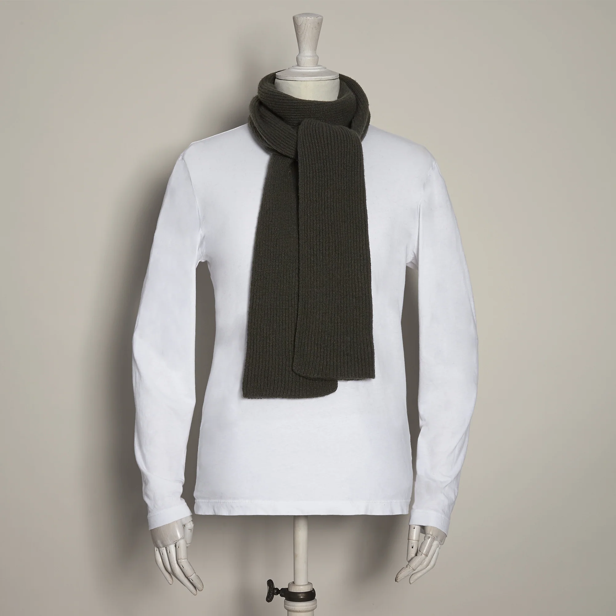 Ribbed Cashmere Scarf In Dark Green - Image 2