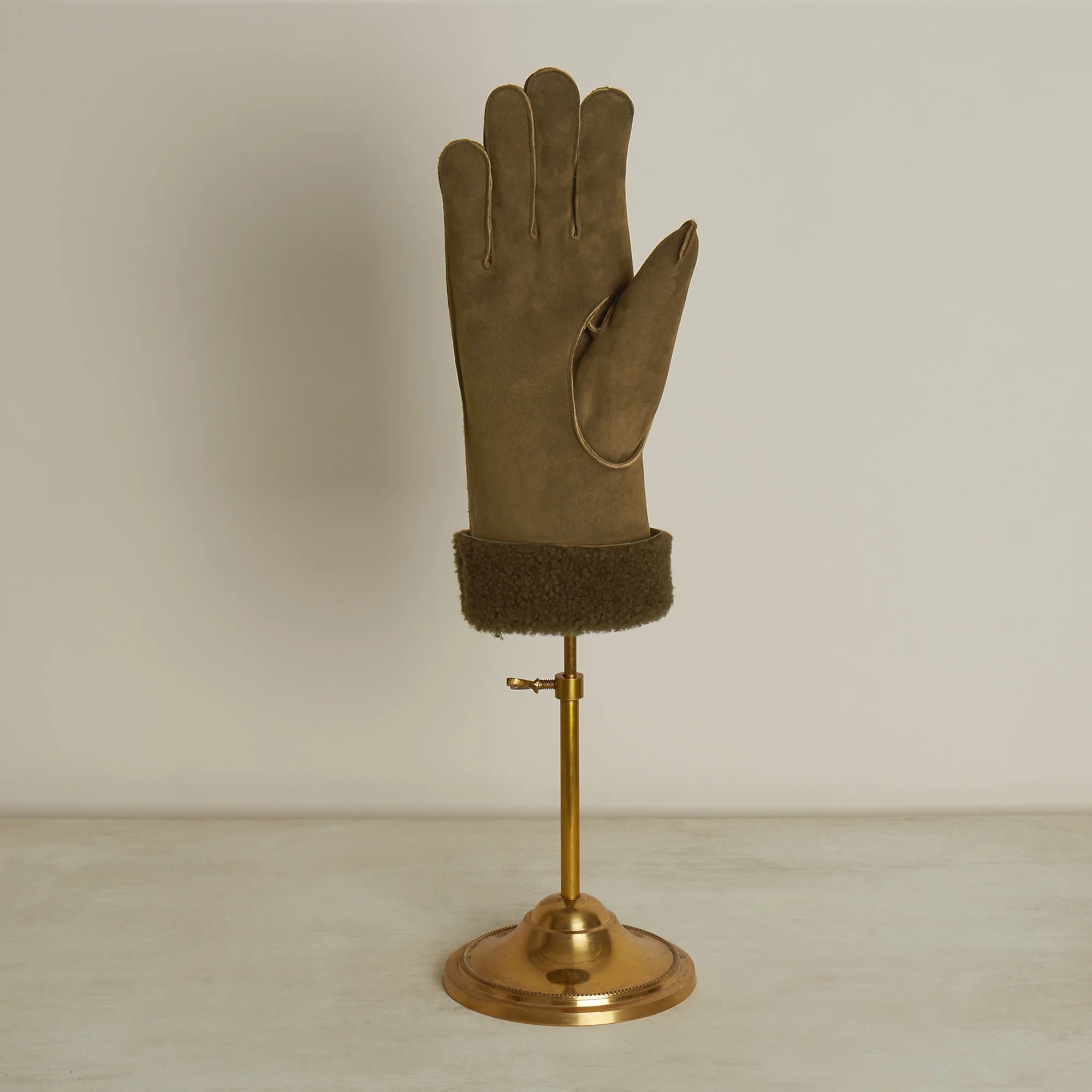 Sheepskin Gloves In Dark Natural - Image 3