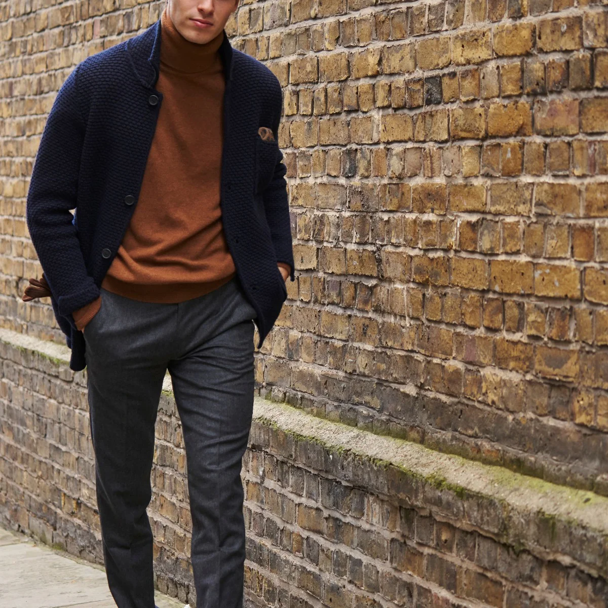 Single Breasted Cashmere And Merino Knitted Jacket In Navy - Image 4